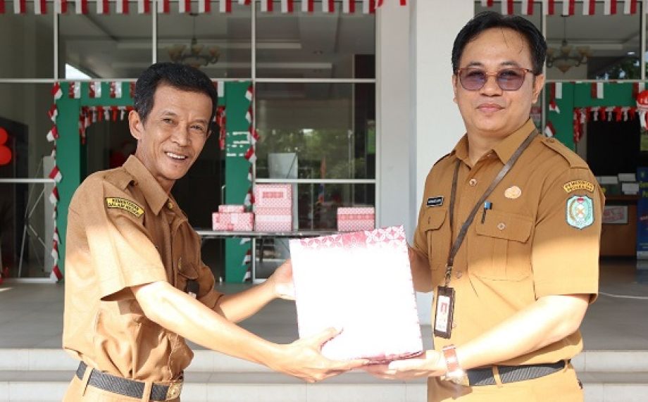 Penyerahan Hadiah Lomba Semarak HUT Ke-79 RI di Disbunnak Kalbar